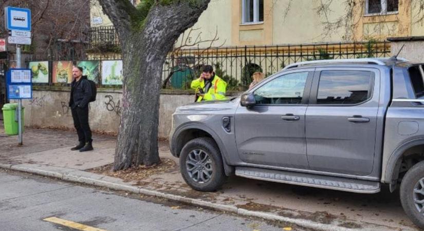 Fotók: A Stefánia út-Thököly út buszmegállójában parkolta le hatalmas Fordját egy autós
