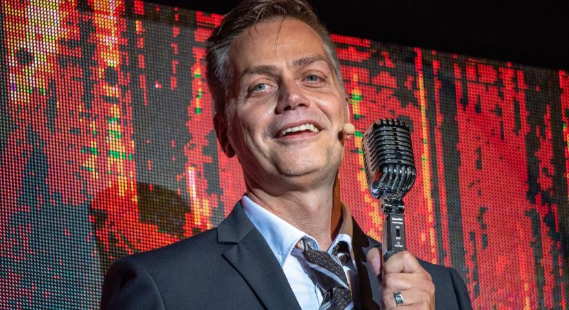 Ismert szépség tűnt fel Harsányi Levi oldalán