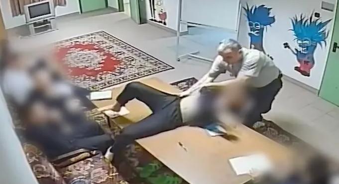 Brutális felvételeket tett közzé Juhász Péter: a földön fekvő gyereket is rugdosta a Szőlő utcai intézet megbízott igazgatója