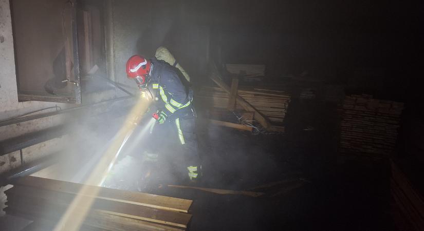 Huszton részben leégett egy asztalosműhely