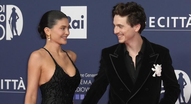 Kylie Jenner merész ruhában érkezett Timothée Chalamet új filmjének premierjére