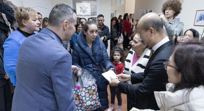 Vietnám magyarországi nagykövete hozott karácsonyi ajándékot ebbe a városba (galéria, videó)