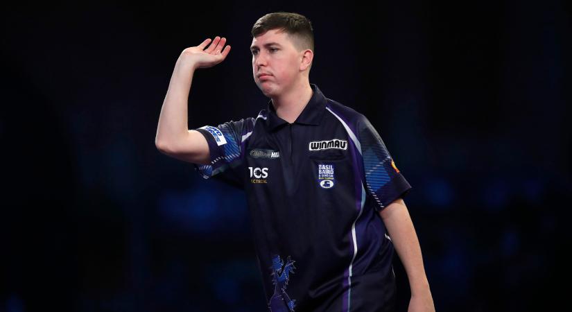 Két hónapra „eltűnt” a dartsos – szívszorító ok miatt marad le a vb-ről