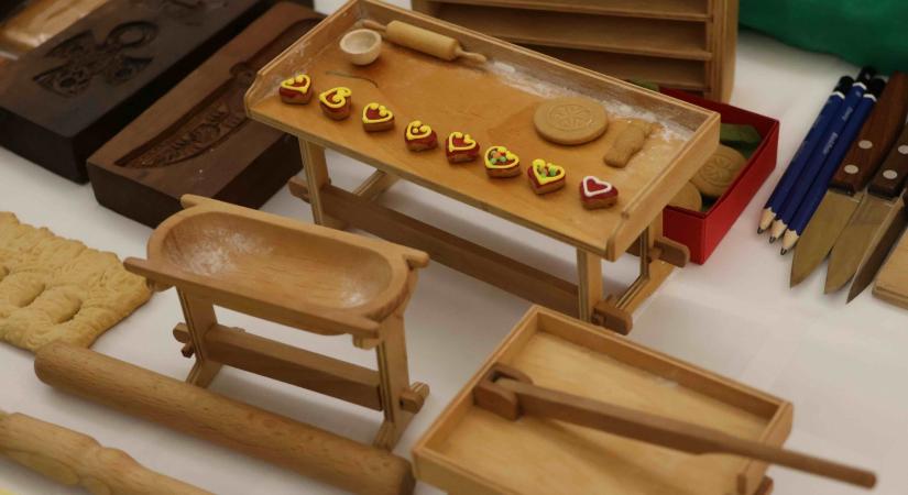 Mézes élet fűszerezve: papírkép és szaloncukoröntő forma az ünnepi készülődés jegyében