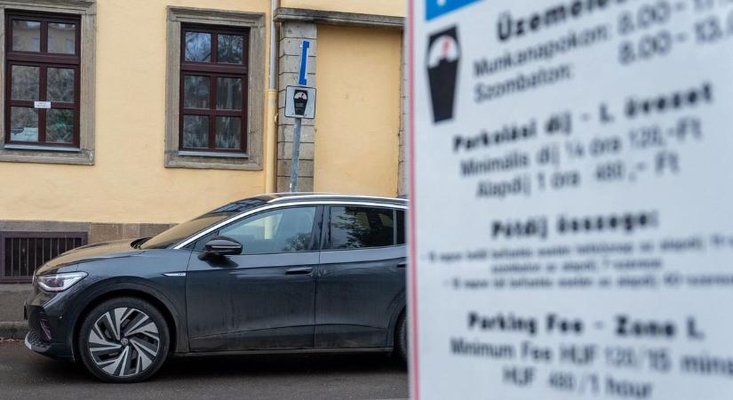 Ünnepi könnyítés: több mint tíz napig ingyenes lesz a parkolás Egerben
