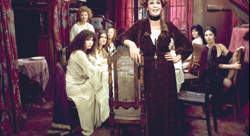 Az Orbán-szövetséges francia szélsőbb újranyitná a kuplerájokat, a kurvák szövetkezetbe tömörülnének