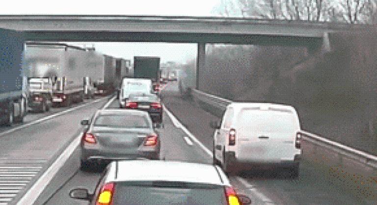 Megvan a hét suttyója, életveszélyes helyzetet teremtett egy sofőr, mert sietett