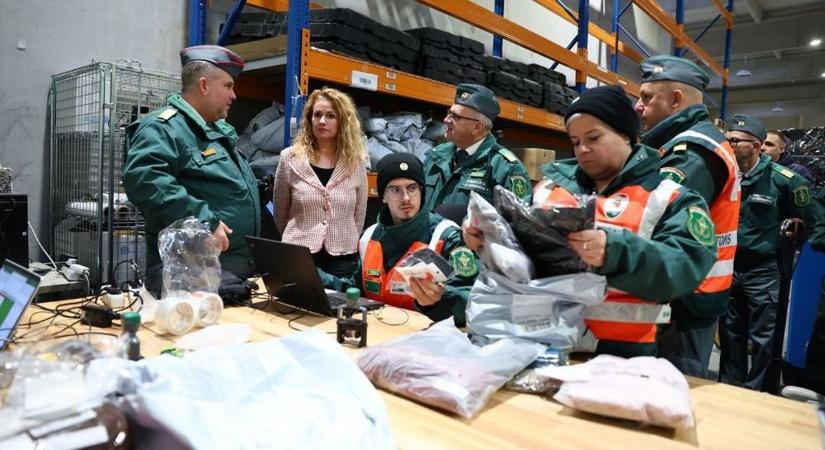 Akció a vámhatáron: veszélyes játékok, plüssök, töltők és textiltermékek - feketelistán a csaló webshopok
