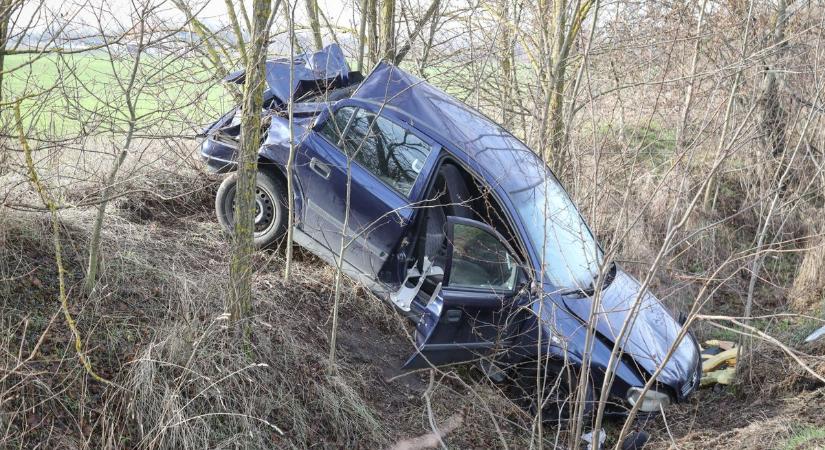 Hetek óta áll az árokban a magára hagyott roncs, melynek előéletét homály fedi – videóval, galériával