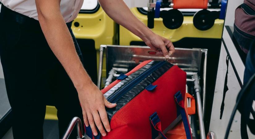 Tömeges rosszullét egy nagykanizsai iskolában, mentőhelikopter a helyszínen