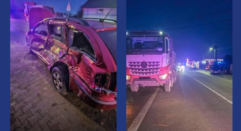 BALESET: Kamion és autó ütközött Kenyhecen, egy gyermek megsérült