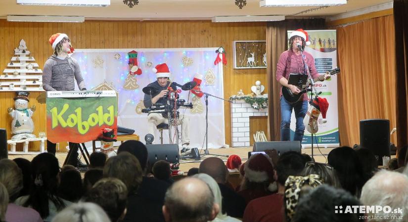 OTT JÁRTUNK: A Kobold zenekar összefutott a Mikulással Csábon (FOTÓK)