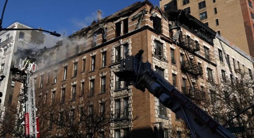 Hatalmas tűzeset pusztította el egy lakóház felső emeletét, a lángok egyre jobban terjednek – videó