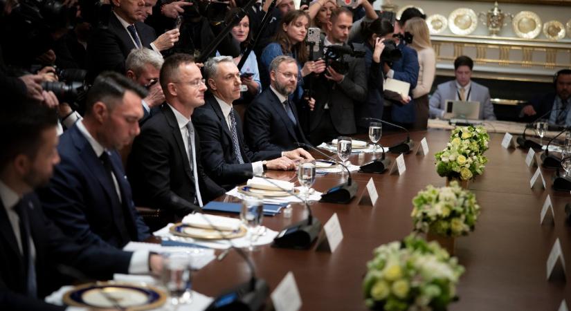 Szijjártó Péter reagált a pénzügyi védőpajzs körüli hírekre