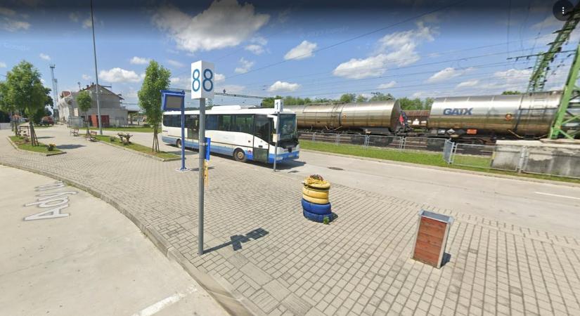 Tragédia Szentgotthárdon: érkező vonat elé zuhant az ájult férfi