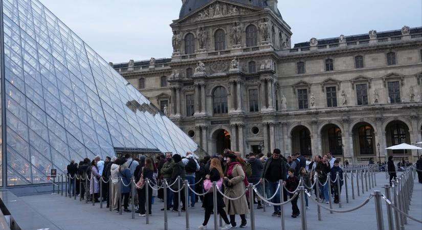 Sztrájkot hirdettek a párizsi Louvre dolgozói