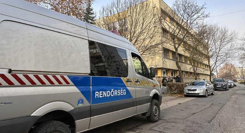 Razzia a Szőlő utcában: van akit csukjával a fején, bilincsben vittek el, a nyomozók három embert vettek őrizetbe