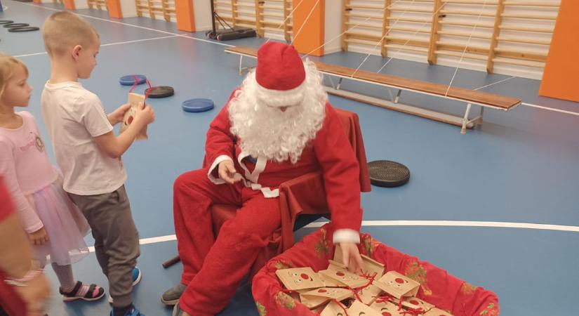 Mosoly és sport: nagy sikere volt a Mikulás-napi játszóháznak a Tósoki Iskolában (galéria)