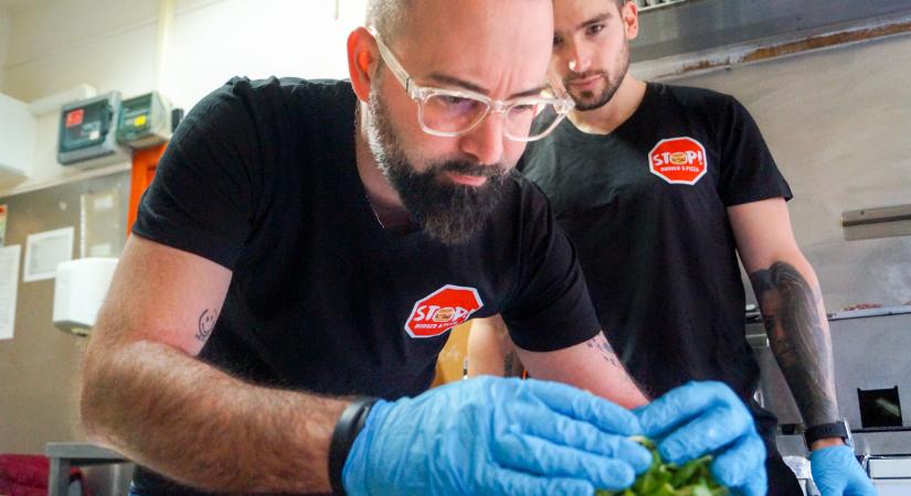 Megérkezett az idei karácsonyi szenzáció a gyulai Stop Burgerbe – ez bizony kacsa!