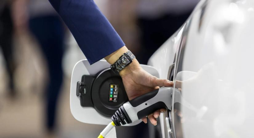 Karácsonyi csúcsforgalom: többszörösére nőhet a villanyautók töltési ideje