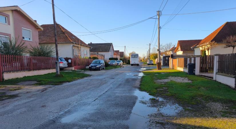 Feltörő szennyvíz: petíciót fontolgatnak a lakosok – évek óta húzódik a gellei utca problémája