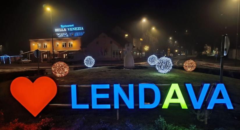 Arany és ezüst hógömbök a muravidéki kisvárosban (galéria)