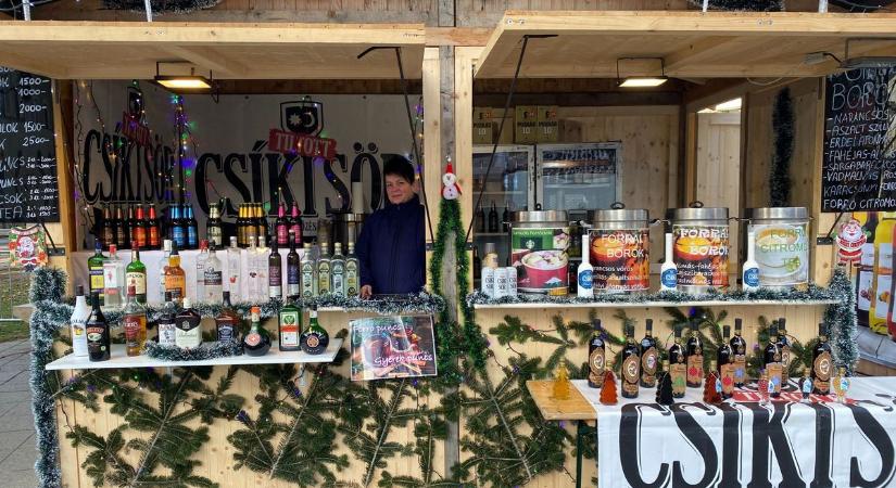 Ezek a legnépszerűbb forralt borok a kecskeméti vásárban – az árus néhány titkot is elárult – fotók