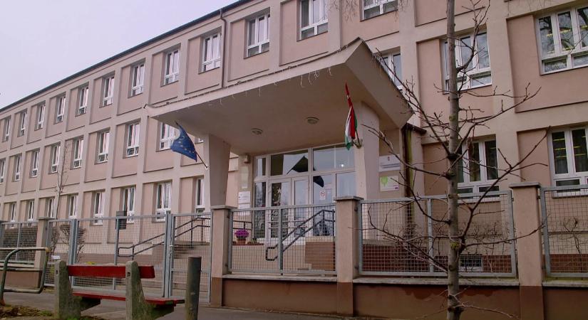 Tiltott dohányterméket adott diákjainak egy tanár - ugyanaz a férfi lehet, akit korábban szeméremsértés miatt rúgtak ki