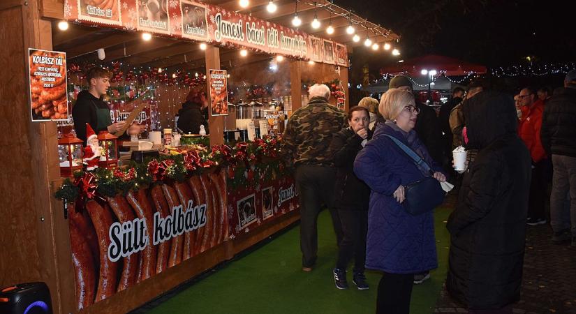 Itt a friss árlista, ennyiért kínálják a finomságokat a berényi adventi faluban