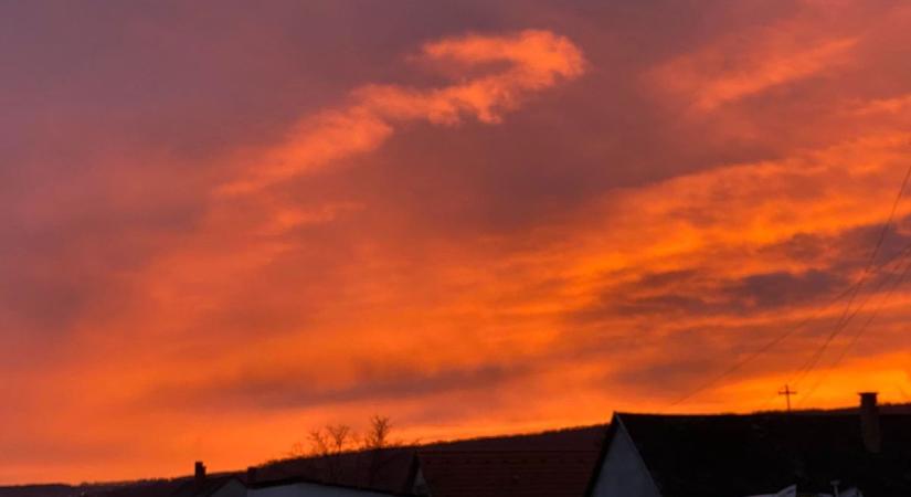 Téli varázslat a tavaszias idő miatt a Bakonyban – Videón mutatjuk a csodás naplementét