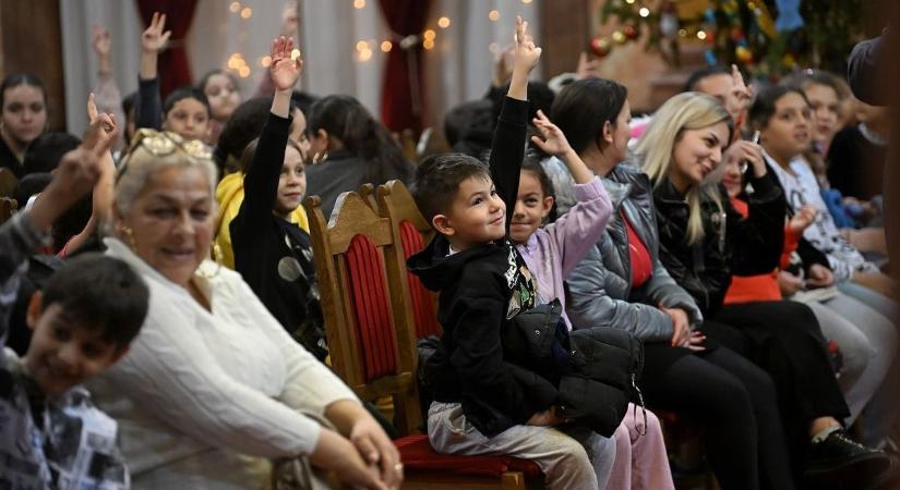 A Mikulás még járja az utcákat – betért az egri városházára is