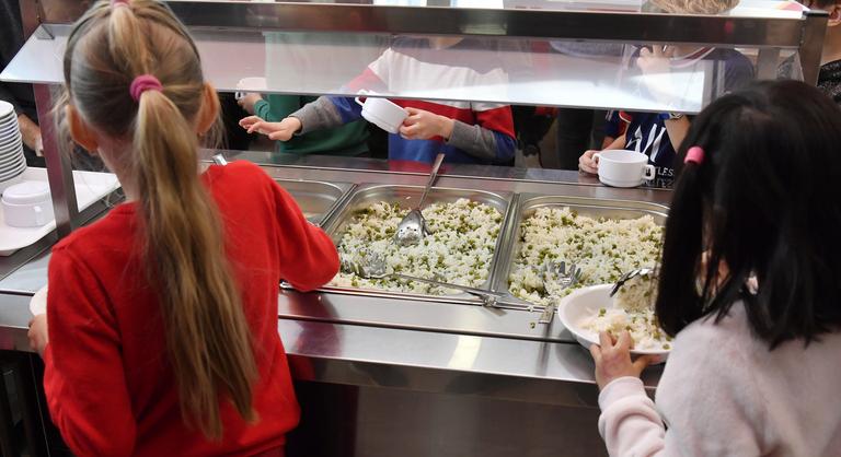 Újabb részletek derültek ki az angyalföldi tömeges rosszullétről, megszólalt az étkeztető cég