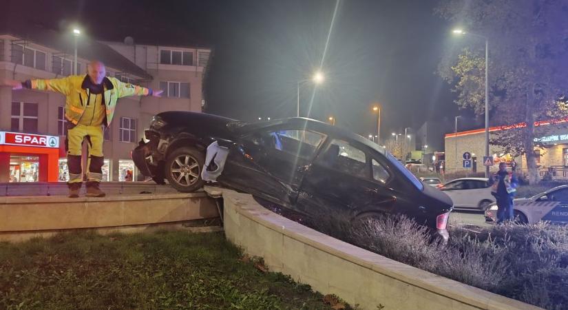 A körforgalom szökőkútjában landolt egy autó az ütközés erejétől Kaposváron