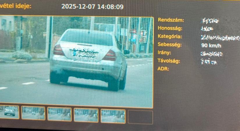 Oda-vissza belefutott ugyanabba a traffipaxba egy Mercedes Salgótarjánban