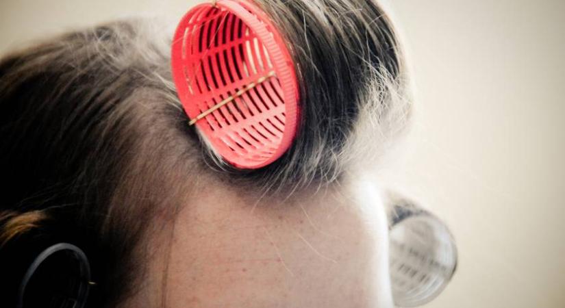 Hajcsavarót tettek a hajukba, katasztrofális következménye lett: videón a pórul járt nők