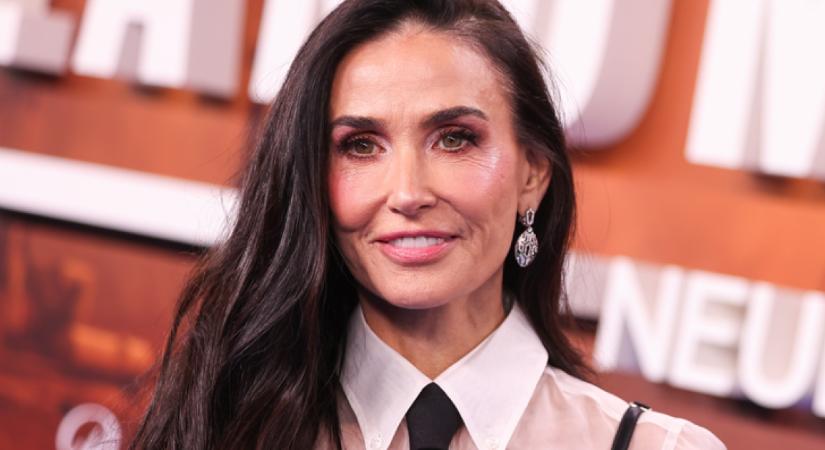 Demi Moore csillogó szettje kiváló az ünnepi szezonra: minden nőnek jól áll
