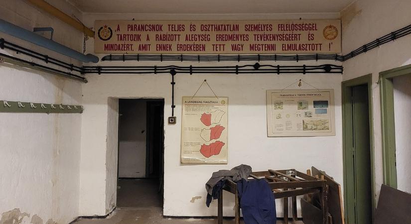 Plakátok és gázálarcok: titkos óvóhely rejtőzik egy magyar gyár alatt - Galéria