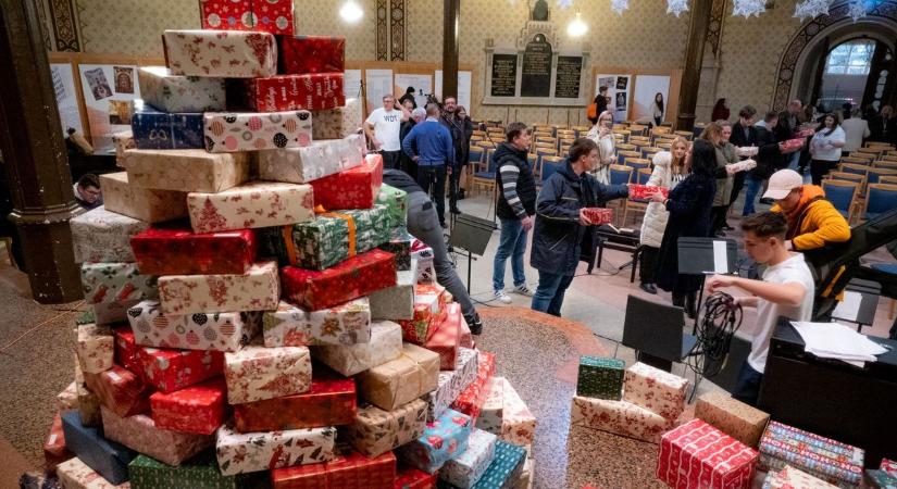 Fergeteges gyermekkoncert a Zsinagógában - 370 ajándékdobozból épült karácsonyfa - Képgaléria