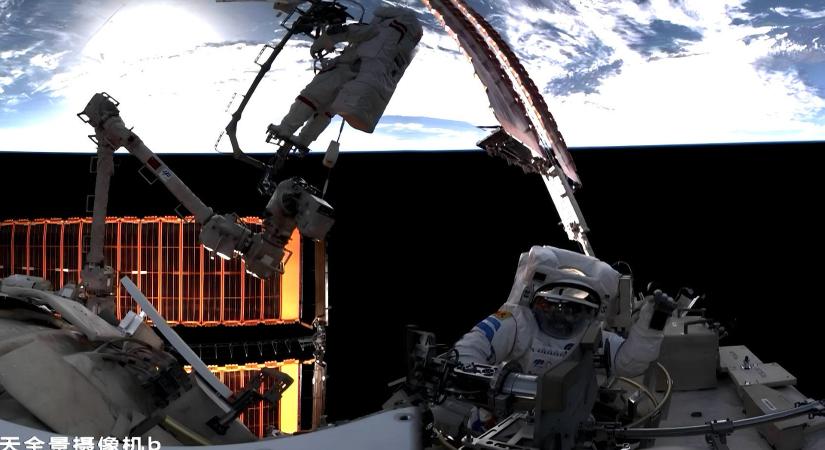 Nyolcrs rsta utn a tajkonautk megvizsgltk a megsrlt rhajt