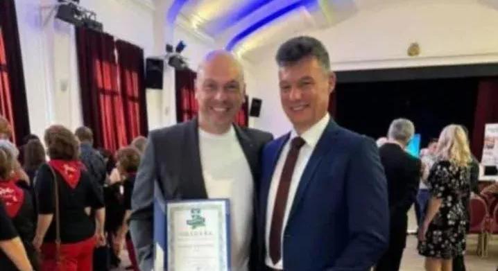 A Szőlő utcai rendőrségi akció után Dunakeszi visszavonja Juhász Péter Pál városi kitüntetését