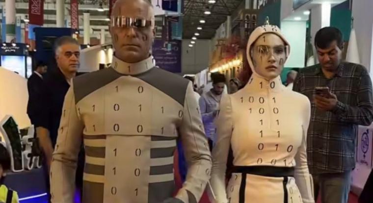 Iránban embereket öltöztettek be robotoknak egy technológiai kiállításon