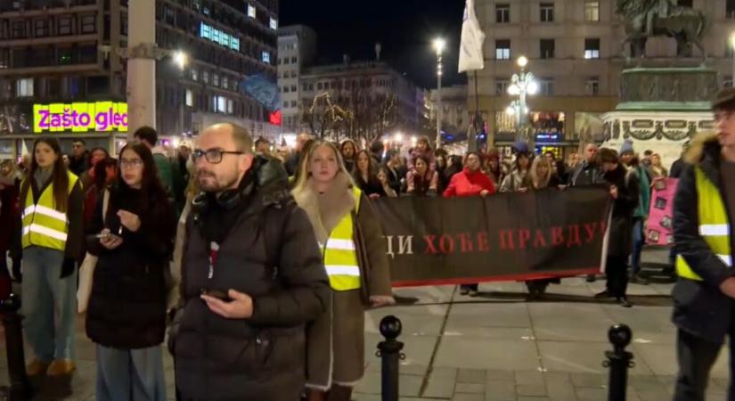A belgrádi egyetemisták sétával emlékeztek meg a blokád első évfordulójáról