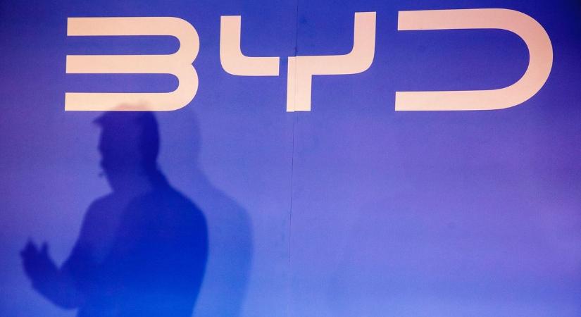 Történelmi pillanat: óriási szállítmány érkezett a Dunán a Szegeden épülő BYD-gyárba, ezek már a gyártósorok – videó a 6000 tonna kirakodásáról