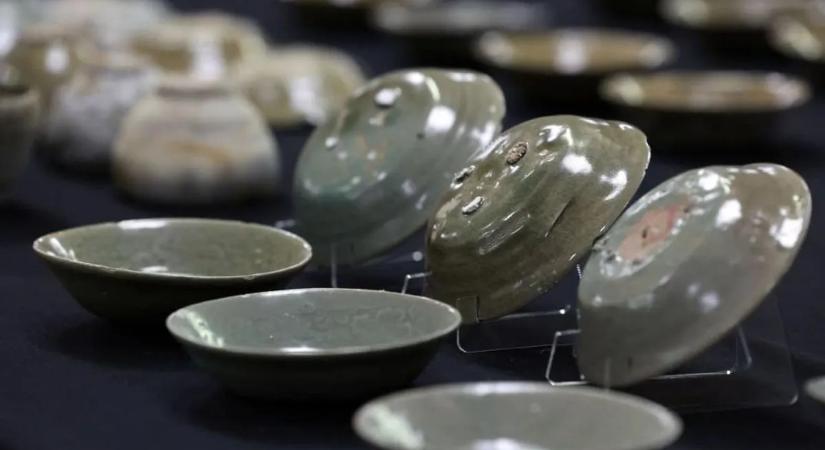 900 éves tálakat találtak Dél-Korea partjánál búvárok