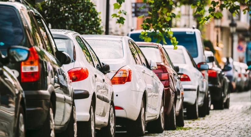 ÉKM: maradna a kétéves vizsgáztatási ciklus a tíz évnél idősebb autóknál is