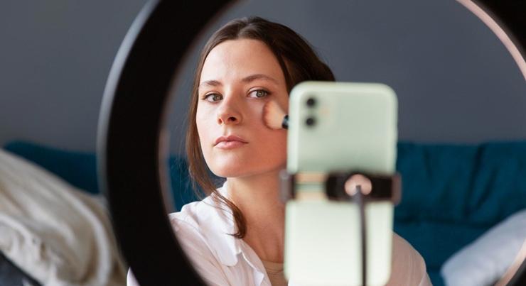 Botox vagy bukás? Egyre több dolgozó kényszerül ráncfelvarrásra a karrierje miatt