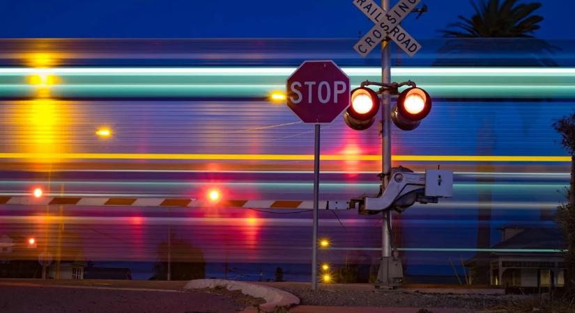 Rémisztő vonatbaleset: hatalmas csattanással tarolta le a vonat a sínen rekedt autót – videó