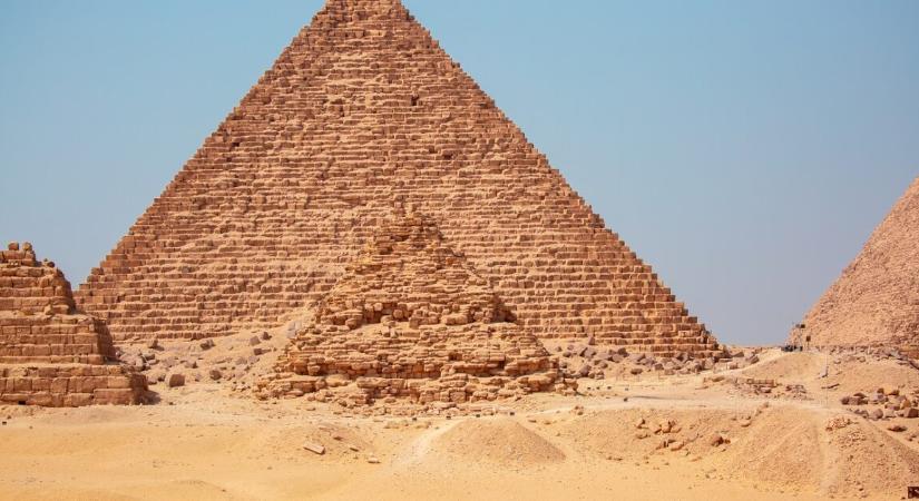 Rejtett megastruktúrák lehetnek a gízai piramisok alatt