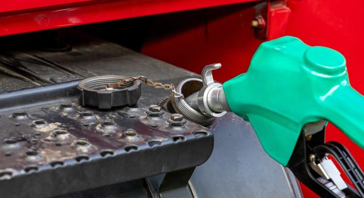 Folyamatos az árcsökkenés a kutakon – Meddig megy ez így?