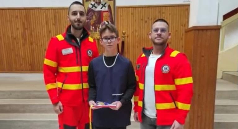 Kitüntették a hős fiút, aki megmentette nevelőanyja életét